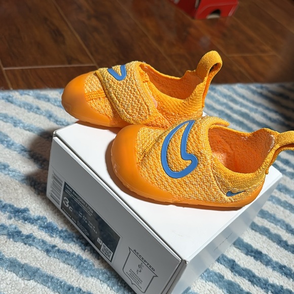 Nike swoosh 3c gently  used - Picture 2 of 3